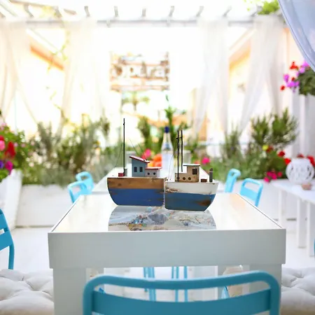 Opera Hotel *