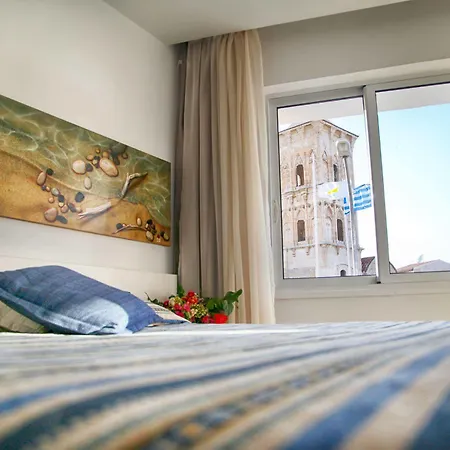 Opera Hotel *